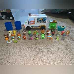 Ugly pet shop, dirty dog wash van, 22 figures. Played with once